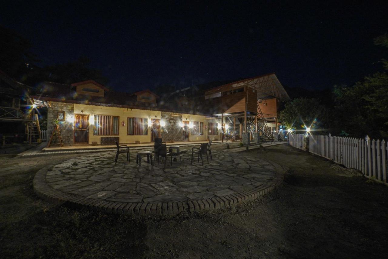 צ'קרטה Tiger Fall Eco Resort מראה חיצוני תמונה